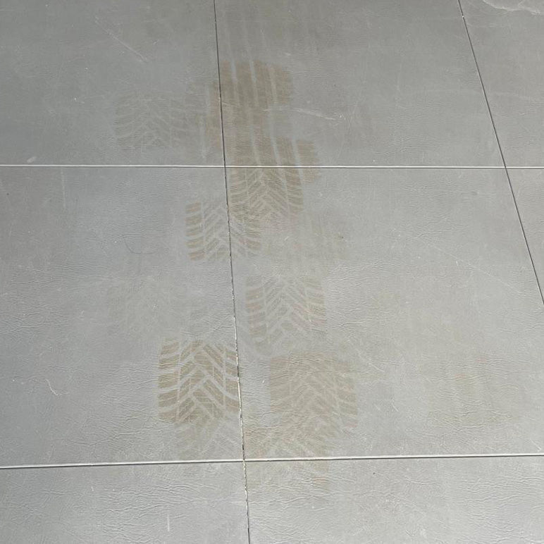 Controllare la posa delle piastrelle in PVC: evitare dilatazioni e segni di pneumatici